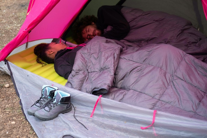 テント、寝袋、エアマットレスが一つになった連結可能なソロテント